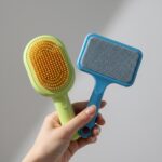 Los dos cepillos del pack sujetos con una mano para mostrar su tamaño